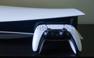 Глава PlayStation держит свою PlayStation 5 вверх тормашками. Вот так поворот