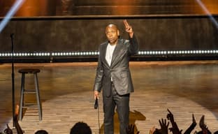 Acusan al comediante Dave Chappelle de transfobia. El jefe de Netflix lo defiende citando videojuegos violentos como ejemplo