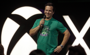 Глава Xbox попросил фанатов не сводить игры к войне между платформами
