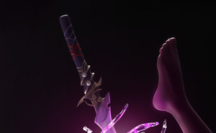 Представлена фигурка Райдэн из Genshin Impact, искусно демонстрирующая навыки обращения с мечом