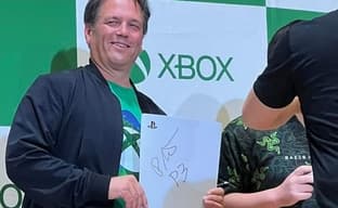 Глава Xbox на выставке подписал сменную панель PS5