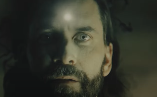 Resulta que Alan Wake 2 carga mucho las unidades de almacenamiento. No solo las tarjetas de video se someten a una prueba de resistencia