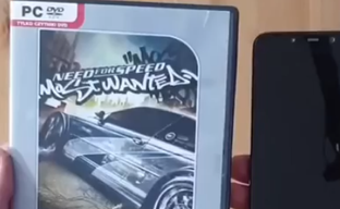 Need for Speed Most Wanted (2005) se ejecutó en un teléfono instalando el juego desde un disco. Un entusiasta creó una configuración inusual