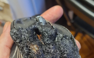 Se pasó de la raya: el ratón de un gamer se incendió, quemó el escritorio y casi incendia todo el apartamento