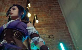 Наследница клана Кирамман: модель показала косплей Кейтлин из «Аркейна» и League of Legends