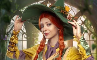Una modelo muestra el cosplay de la profesora de Herbología Mirabel Garlick de Hogwarts Legacy