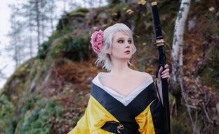 Приключения в Японии: косплеерша предстала в образе Цири из The Witcher 3: Wild Hunt