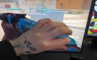 Un fan de Counter-Strike 2 presenta un skin económico para el AK-47 Blue Gem: lo pegó en el monitor e hizo una demostración del juego