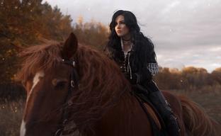 Женщина в чёрном: модель показала косплей Йеннифэр из игры The Witcher 3: Wild Hunt