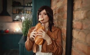 The perpetually hungry potato girl: model shows cosplay of Sasha Braus from the anime "Attack on Titan"