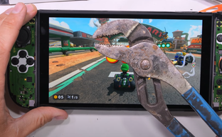 Экран Switch 2 протестировали на прочность с помощью сантехнического ключа