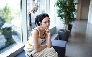 Especialista en física aplicada: una fanática mostró un cosplay de Mamá del juego Death Stranding
