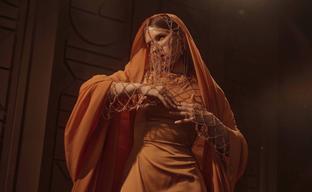 Llegada a Arrakis: una modelo muestra el cosplay de Lady Jessica de la película "Dune: Parte Uno"