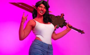 Semidemoniaca temperamental: cosplayer se presenta como Malevolah del juego Dispatch