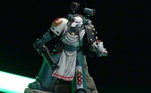 El boticario de los "Hijos de Horus": JoyToy muestra el unboxing de la figura del Apotecario de Warhammer: La Herejía de Horus