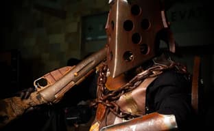 "¡La fe nos protege!": cosplayer encarna la imagen de un peregrino de trinchera del juego de mesa Trench Crusade