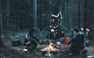 Los creadores de Escape from Tarkov presentaron una sesión Lo-Fi junto a la fogata en honor al Año Nuevo, y los fans se quejaron de virus después del mantenimiento técnico