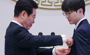 Korean esports player Faker receives highest award from South Korean president