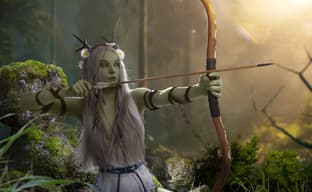 Model showcases cosplay of Dryad Queen Eithné from the card game "Gwent"