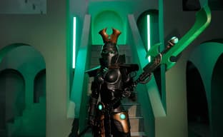 Cosplayer appears as a Necron Lychguard from the Warhammer 40,000 universe