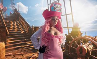 Cosplayer embodies Charlotte Linlin from the One Piece universe - the insatiable Big Mom