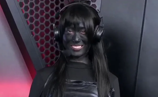 Feminists Criticized the Sexy Host of a Naraka: Bladepoint Event, and She Dyed Herself Black and Did "Blackface"