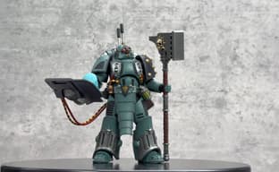 A los fans de los Hijos de Horus les mostraron el unboxing de la figura de Rompesitios de Asedio de Warhammer: The Horus Heresy de JoyToy