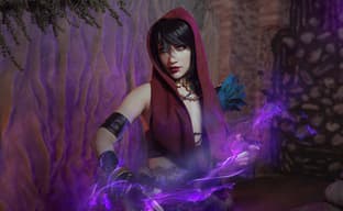 Una cosplayer encarna a Morrigan de Dragon Age: Origins, la compañera del Guarda Gris