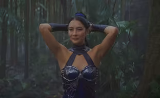 La actriz Adeline Rudolph habló sobre su preparación para el papel de Kitana en "Mortal Kombat 2"