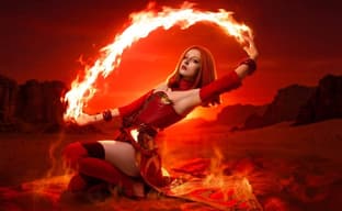 Cosplayer encarna la imagen de Lina de Dota 2: una hechicera de fuego con un alma ardiente