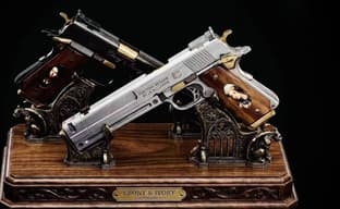 Constant Gold Studio presentó una réplica no oficial de "Ebony & Ivory" de la serie Devil May Cry