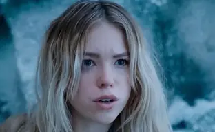"Supergirl" tuvo un peor desempeño en taquilla de lo esperado: los analistas pronostican un fracaso financiero