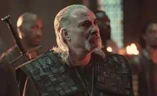 La estrella de "Los Anillos de Poder" reemplaza a Kim Bodnia como Vesemir en la cuarta temporada de "The Witcher" de Netflix