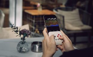 Lanzado un nuevo tráiler del 8BitDo FlipPad: un gamepad plegable para juegos móviles