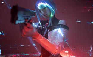 Cosplayer encarna a la netrunner Lucy de la serie de anime "Cyberpunk: Edgerunners"