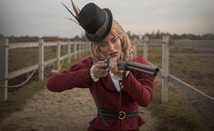 Cosplayer embodies the swindler Karen Jones from Red Dead Redemption 2: "Who is without sin"