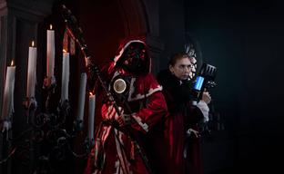 Косплееры воплотили образы младшего дознавателя и техножреца из Warhammer 40,000