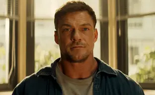 Alan Ritchson podría reemplazar a Jason Momoa en la adaptación cinematográfica de Helldivers, según los medios