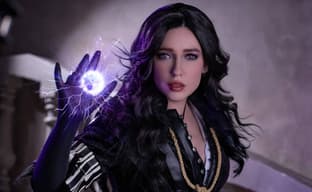 Una hechicera poderosa: modelo muestra el cosplay de Yennefer del juego "The Witcher 3: Wild Hunt"