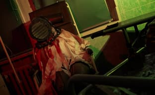 Монстр с прожектором и на каблуках: модель показала косплей Тени из игры The Evil Within