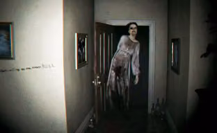 El creador de Bayonetta llamó "idiotas" a Konami y animó a Hideo Kojima a hacer un nuevo juego de terror al estilo de P.T.