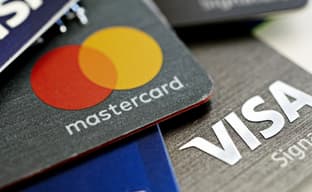 Un político critica la censura impuesta por Visa y Mastercard, proponiendo desarrollar sistemas de pago alternativos