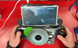 Блогер создал портативного монстра-франкенштейна из оригинального Xbox с помощью клея и болгарки