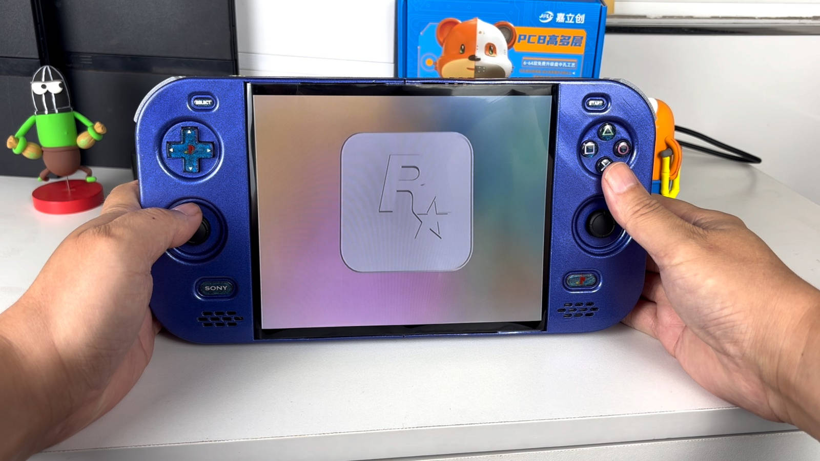 Un usuario construyó una consola portátil plegable PlayStation 2: el ...