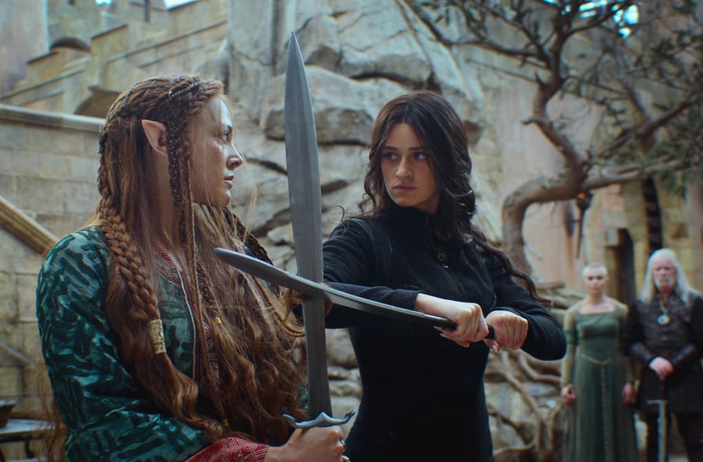 Anya Chalotra como Yennefer (a la derecha)