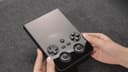 Anbernic muestra el unboxing de la RG 477V: una consola portátil con panel frontal de cristal