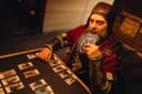 Cosplayer encarna al Barón Sangriento de The Witcher 3: Wild Hunt: "Nunca hay demasiado Gwent"