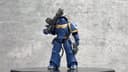 JoyToy muestra el unboxing de la figura de un Intercesor Pesado Ultramarine de Warhammer 40,000: Space Marine 2