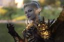 Косплеер предстала в образе Минтары из Baldur's Gate 3 в доспехах адского заката