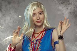 Poder de hechicera: modelo muestra el cosplay de Keira Metz del juego "The Witcher 3: Wild Hunt"